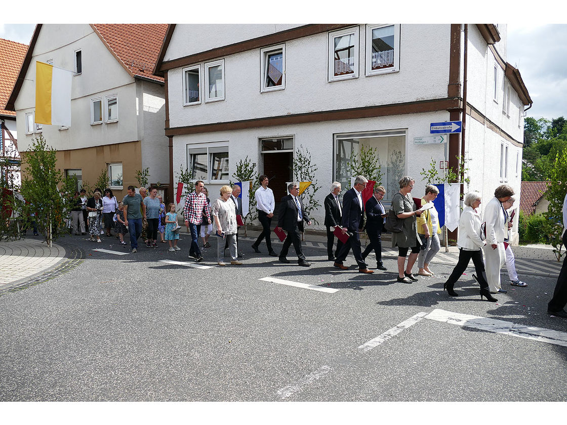 Fronleichnamsprozession durch die Straßen von Naumburg (Foto: Karl-Franz Thiede)